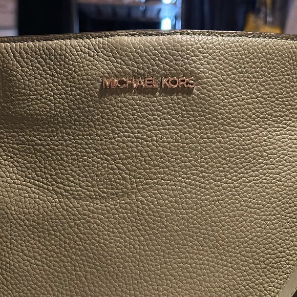 Michael Kors Trisha Large Pebbled Leather Shoulder Bag - Picture 2 of 12